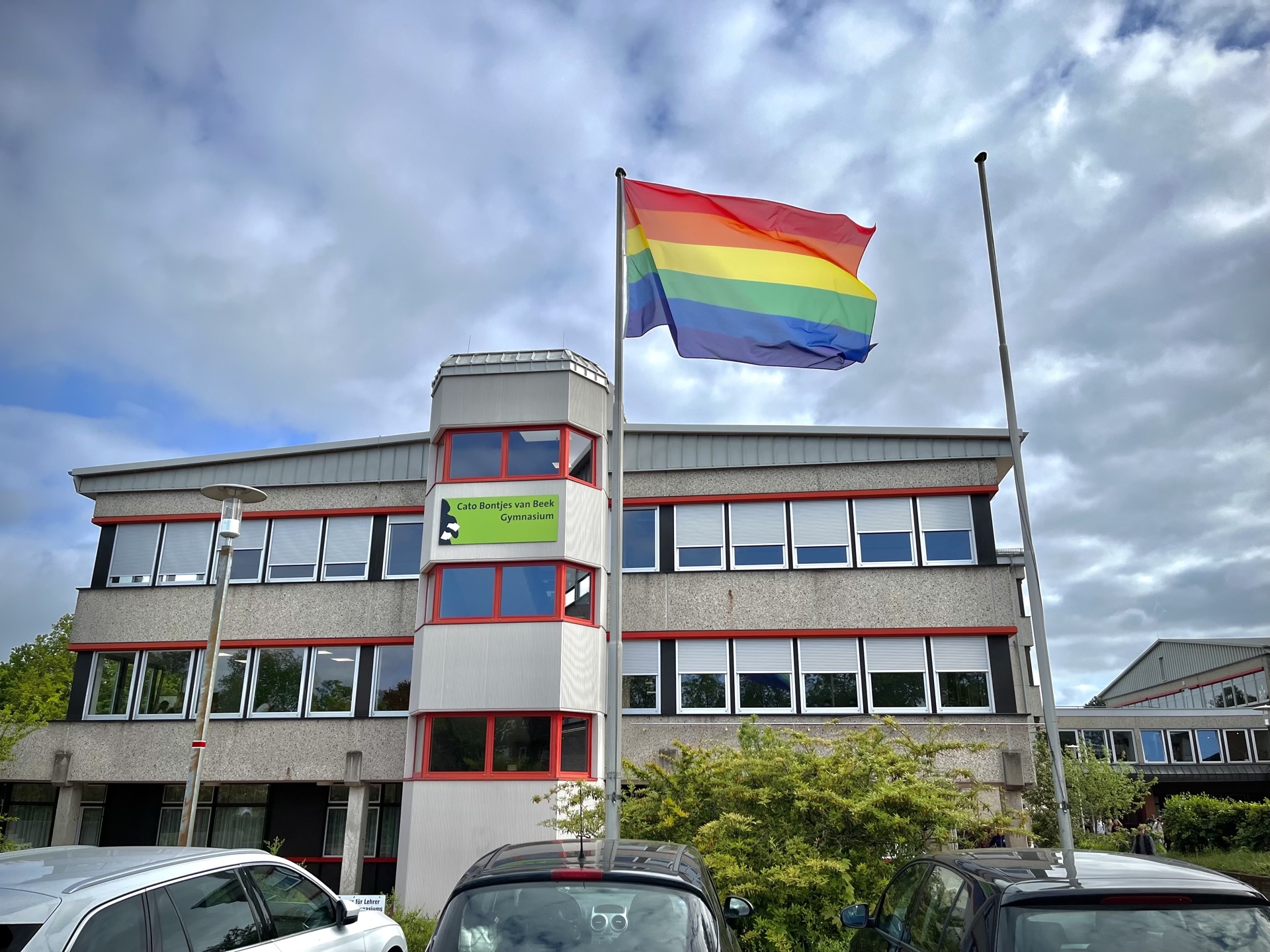 Blick auf die Schule, Regenbogenflagge gehisst